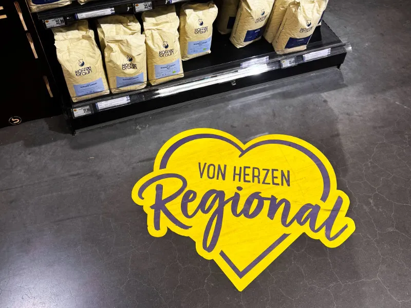 Das Regionalitäten-Regal mit Bodenaufkleber